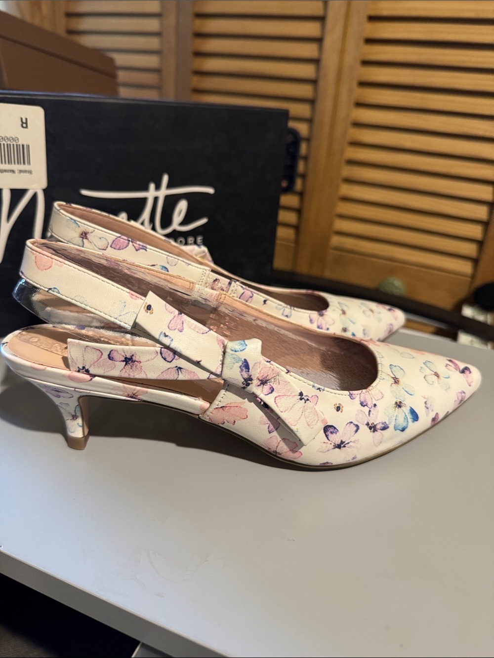 NIB Nanette Lepore white floral sandals 8. - Picture 2 of 5
